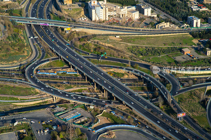 在德黑兰高速公路十字路口行驶的汽车