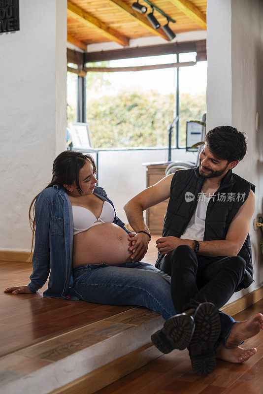 拉丁异性恋夫妇享受独处的时光，在生产前爱抚他们的肚子，加强他们作为夫妻的联系