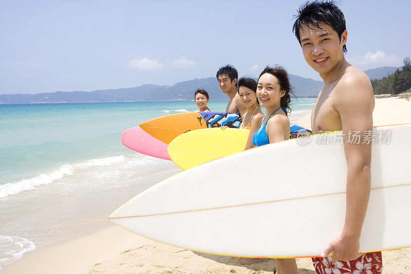 年轻人拿着冲浪板