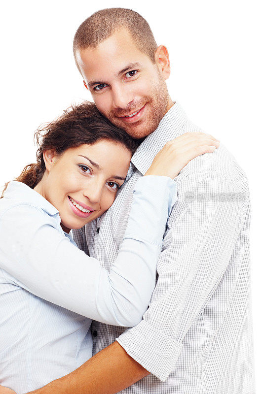 微笑的年轻夫妇拥抱在白色的背景