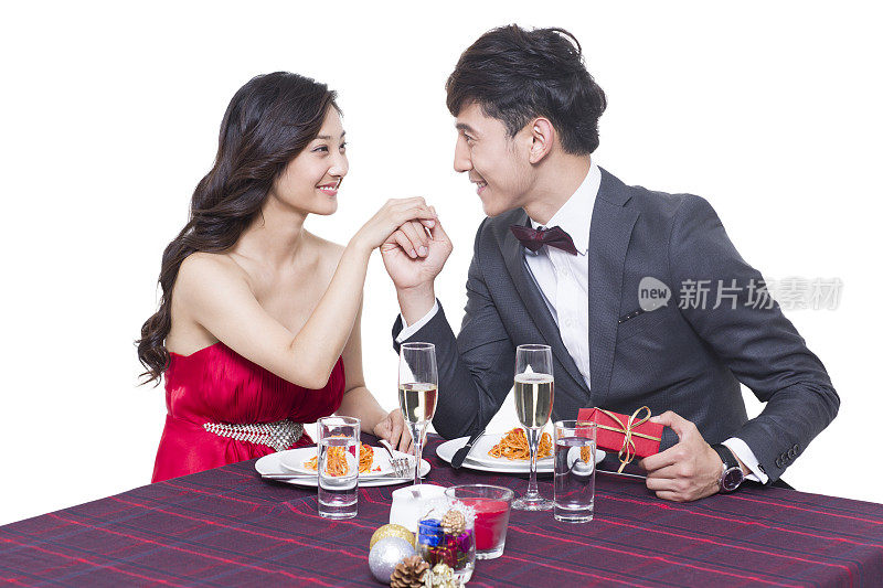 浪漫的情侣在餐厅约会
