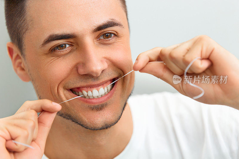 用牙线清洁牙齿的人。用牙线清洁牙齿