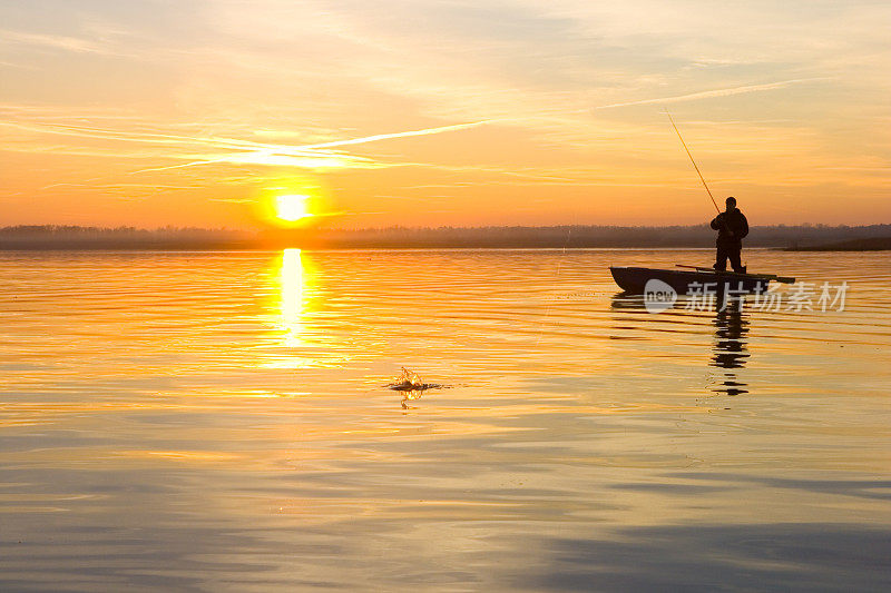 日落时分，渔夫在船上