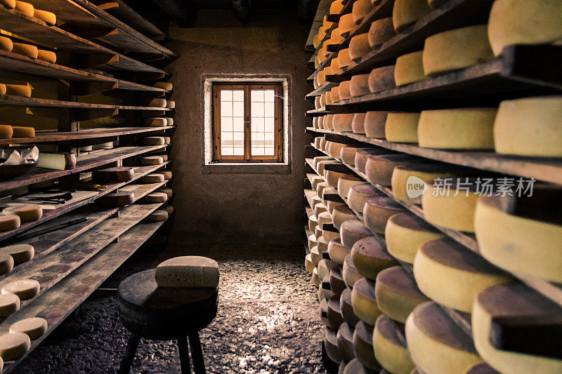 生产自制奶酪的高山小屋。
