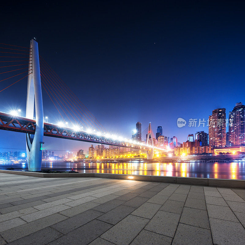重庆大桥附近的城市景观和天际线