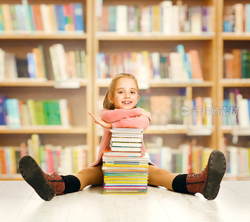学校儿童教育，儿童书籍，小女孩学生坐图书馆