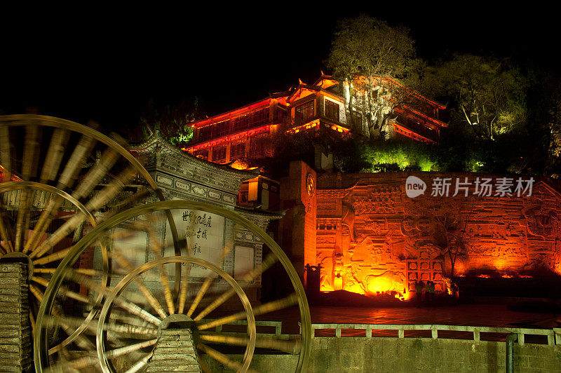 水车，丽江大研古镇夜间的地标。