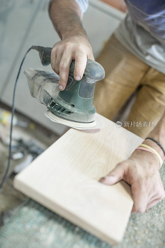 木匠使用电动磨砂机