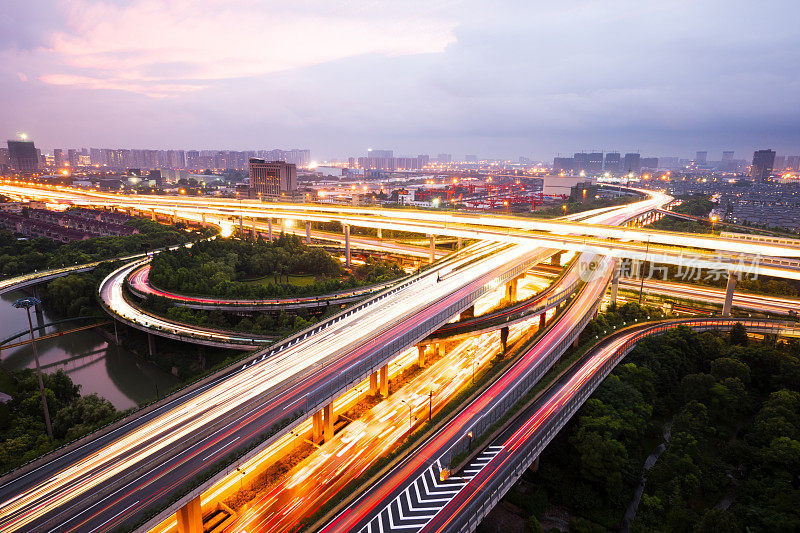 公路交汇处鸟瞰图，交通繁忙