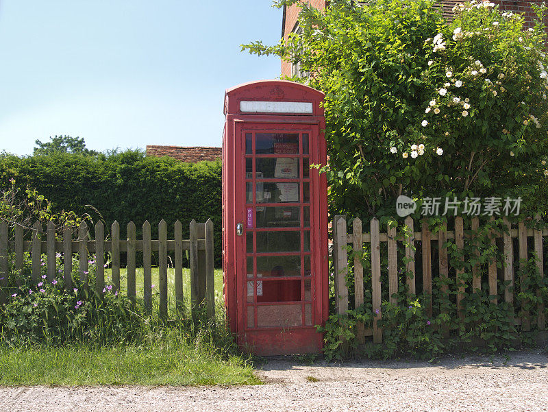 老式的红色电话亭