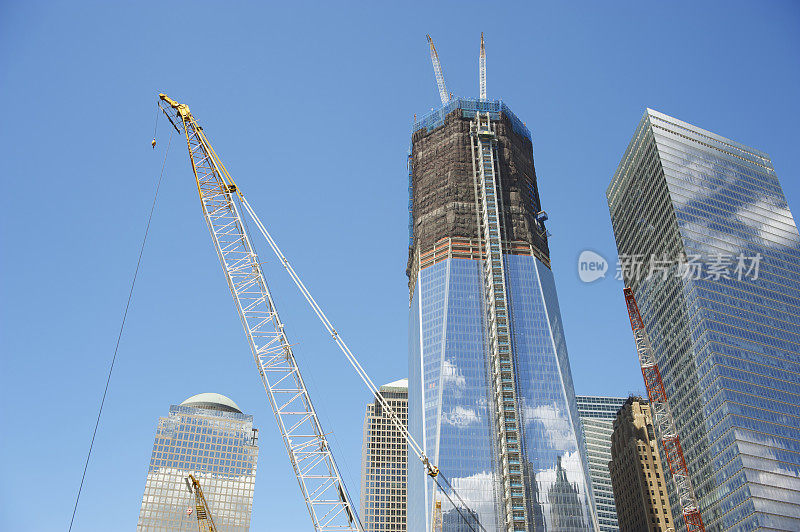 城市天际线和摩天大楼正在建设中