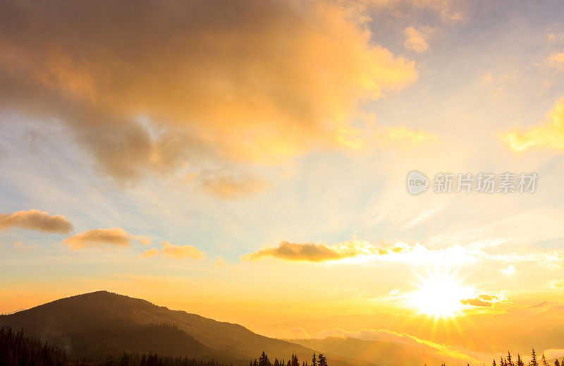 喀尔巴阡山脉。美丽的山景。大自然在山中。美丽的云。