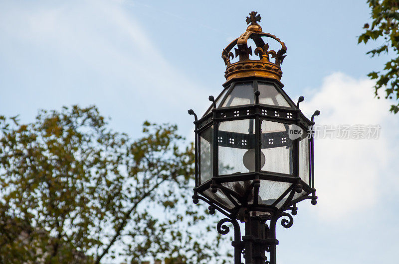 英国伦敦自然历史博物馆外的灯柱