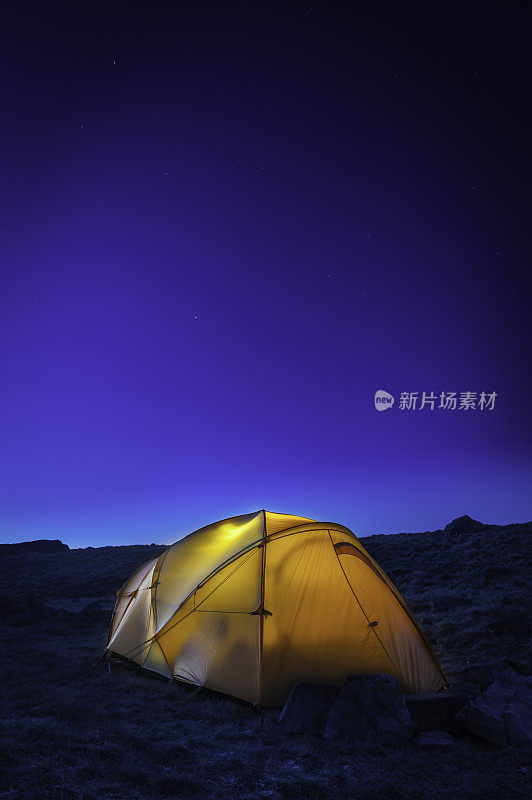 星夜下，温暖的光芒照亮了山间帐篷