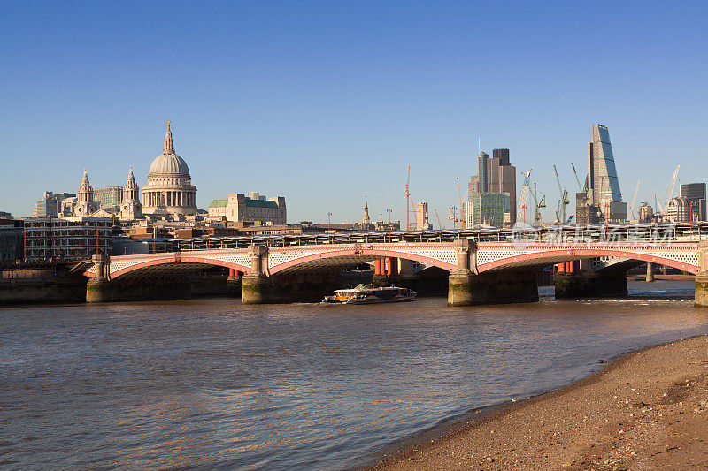 圣保罗大教堂，泰晤士河，黑衣修士桥和伦敦天际线。