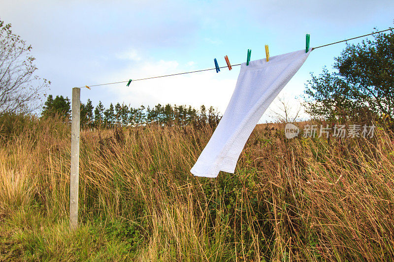 毛巾在多风的爱尔兰沼泽上干燥