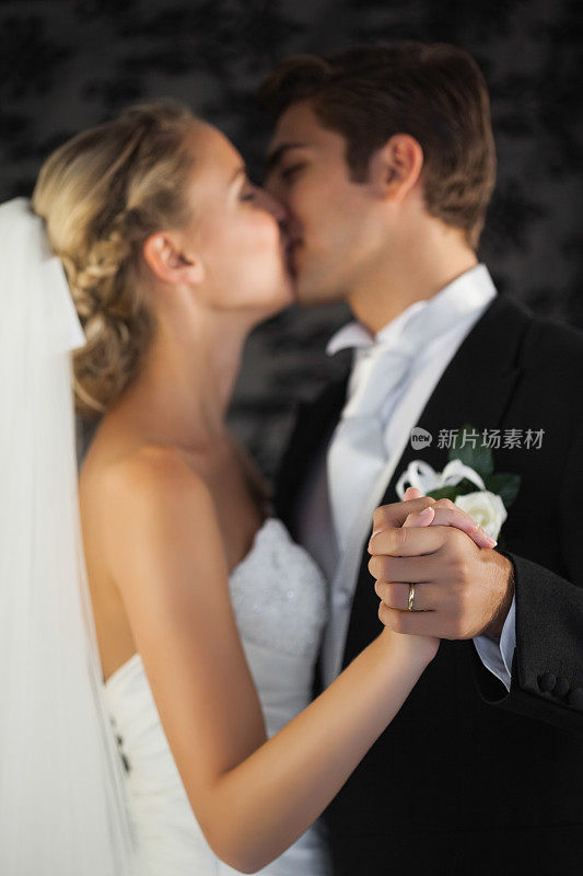 可爱优雅的年轻新婚夫妇摆姿势接吻