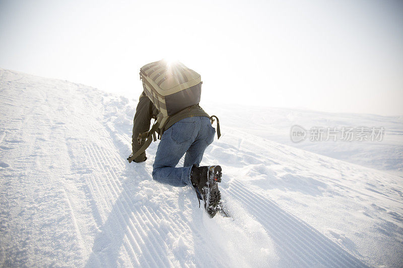 雪山中的男性徒步旅行者