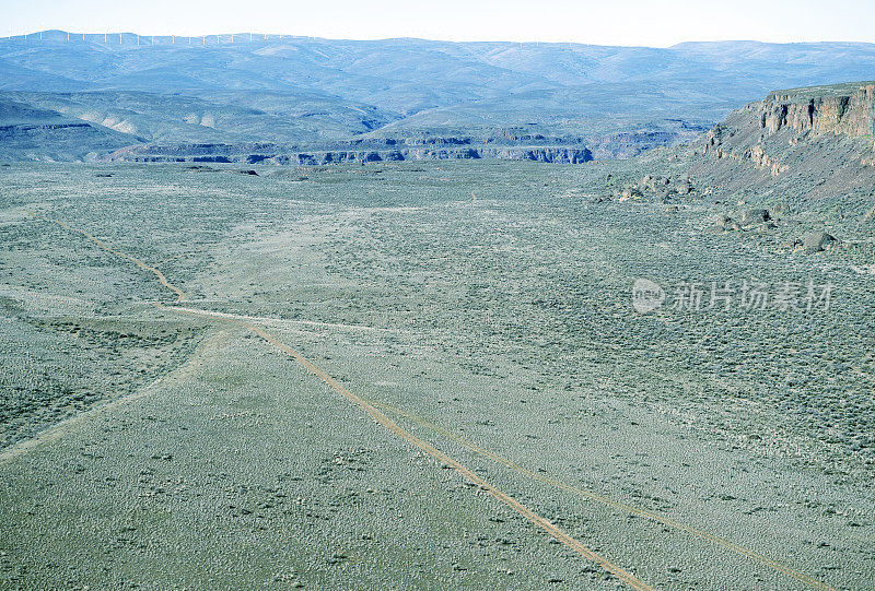 风电场下的谷底到峡谷的土路