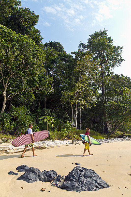 加蓬，Estuaire省，海滩上的冲浪者。