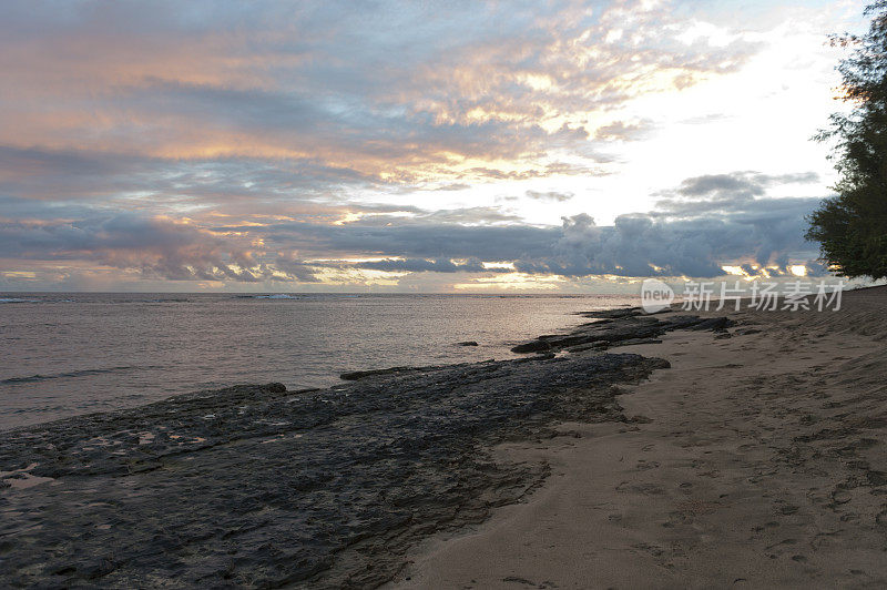 夏威夷海滩的日出在考艾岛