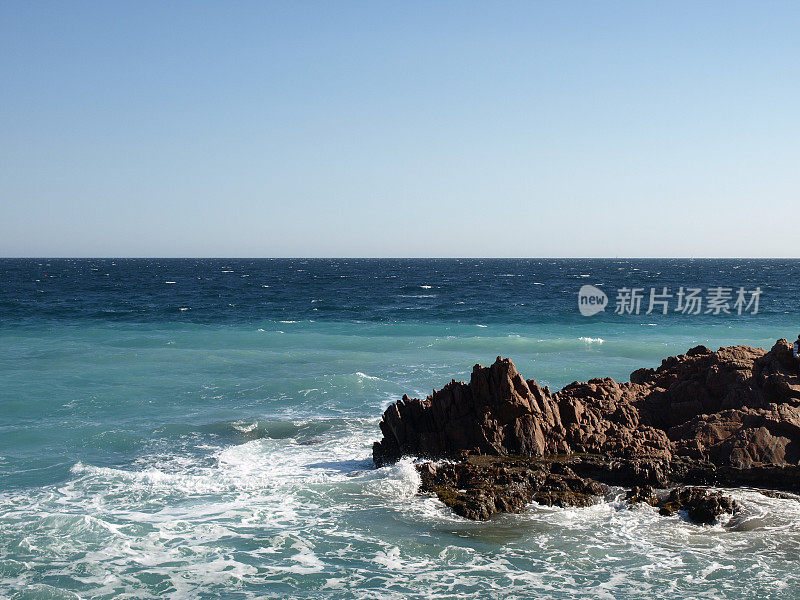 海岸边有石头和海浪