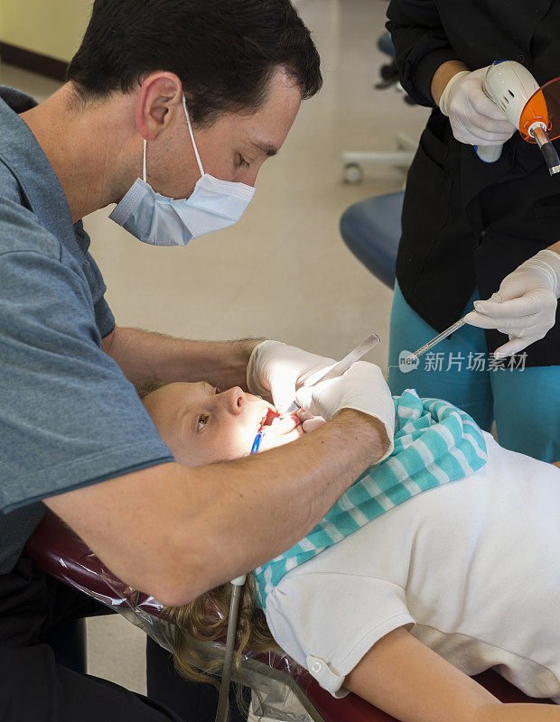 牙医在下门牙上放了一个支架