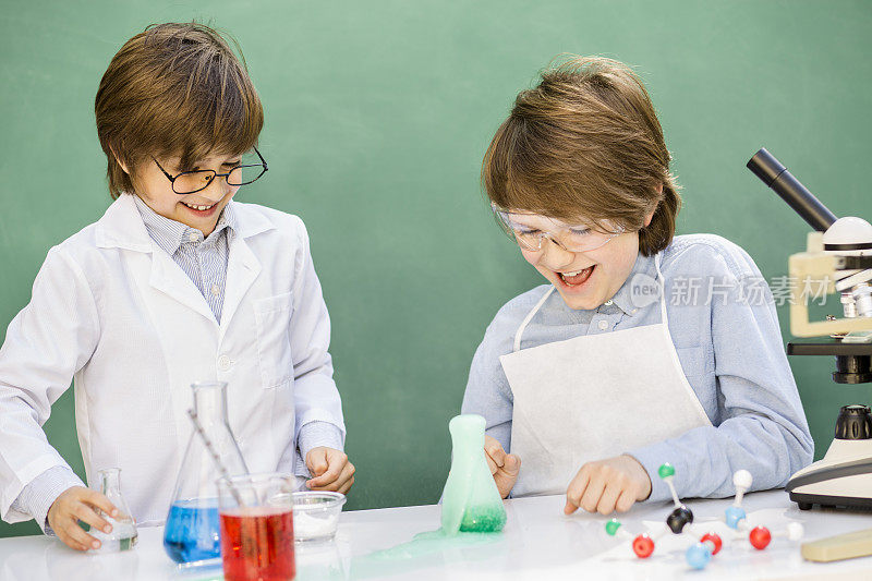 小科学家!小学生在科学实验上合作。