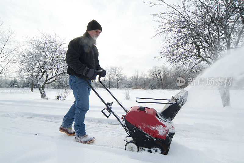 男人snow-blowing