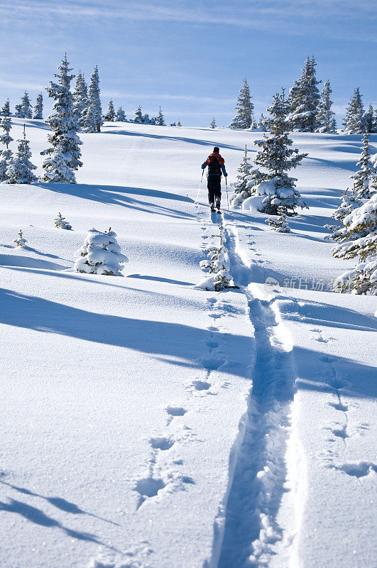 滑雪者在新雪山上滑雪旅游