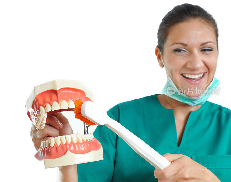 牙医穿着制服带着假牙和牙刷微笑