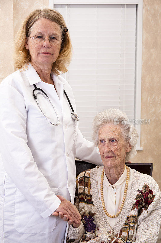 老年妇女和疗养院的医生。