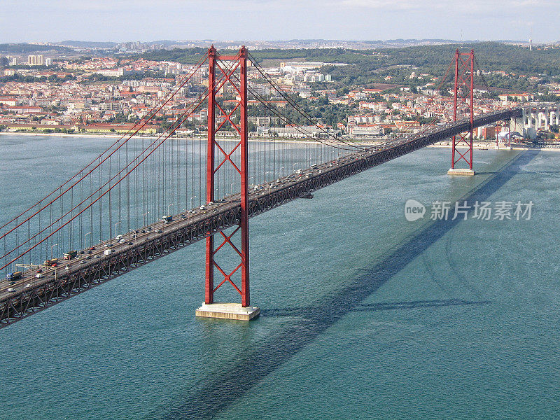 悬索桥4月25日在里斯本(葡萄牙)塔霍斯河