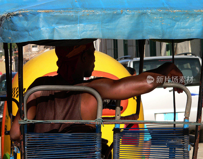 古巴特立尼达出租车司机在等待顾客的自行车出租车
