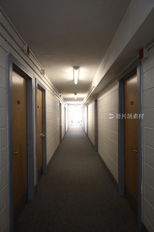 可怕的大学宿舍楼层走廊
