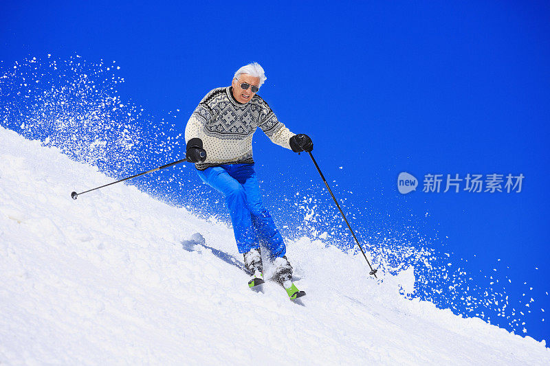 老年人在阳光明媚的滑雪胜地滑雪