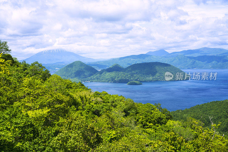 日本北海道上的洞屋火山湖