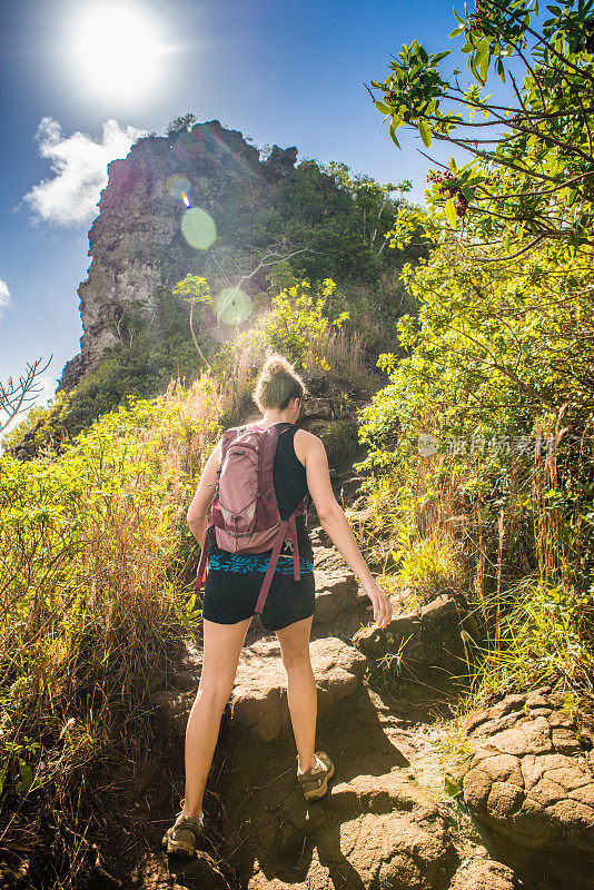 徒步旅行的女性