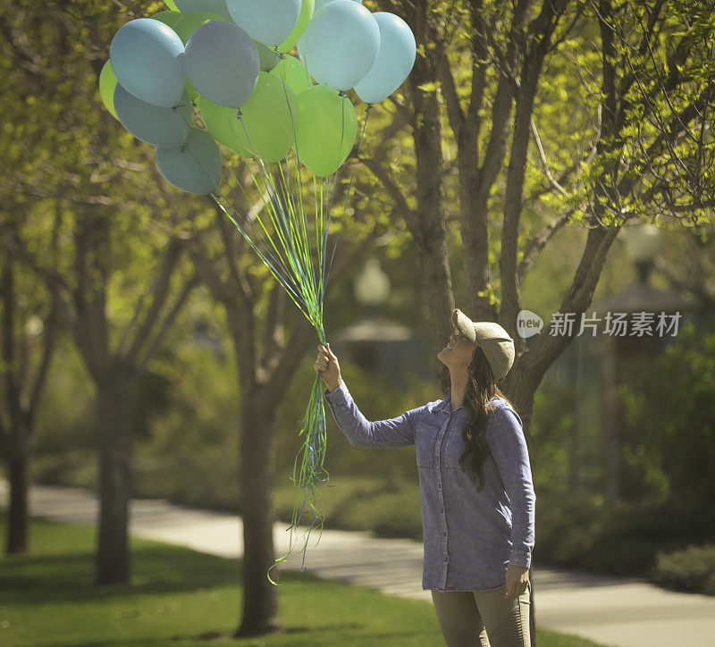 女人手里拿着气球