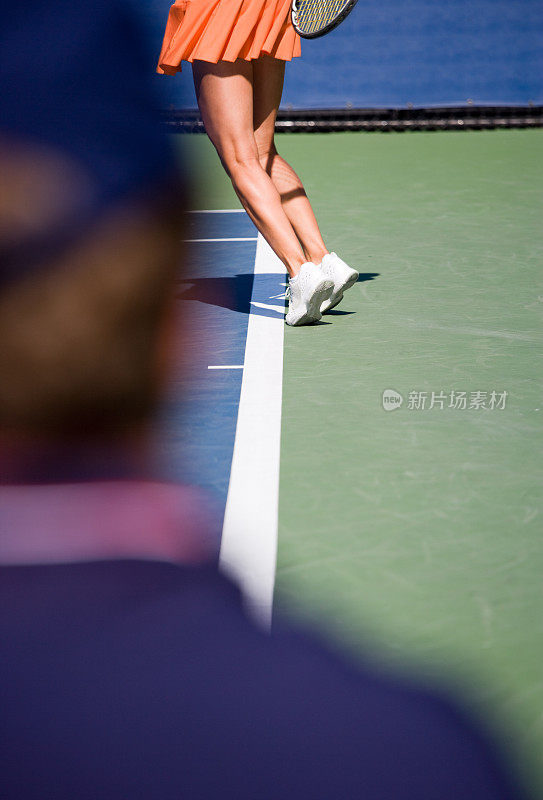 网球发球中没有脚部失误的表现。