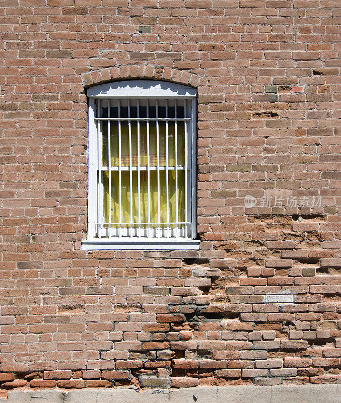 砖墙上的旧窗户