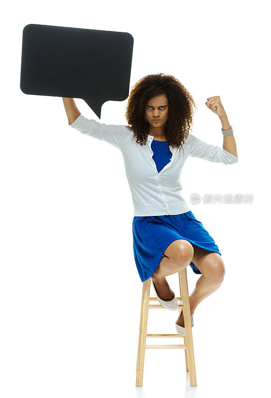愤怒的女人坐在凳子上捧着话匣子