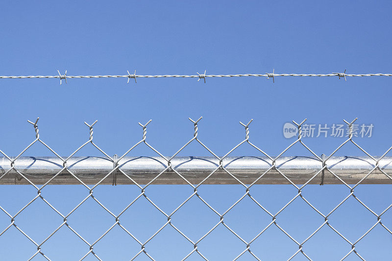 带铁丝网的铁链围栏，蓝色背景，拷贝空间