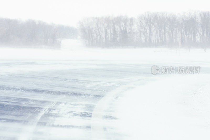 暴风雪中的高速公路