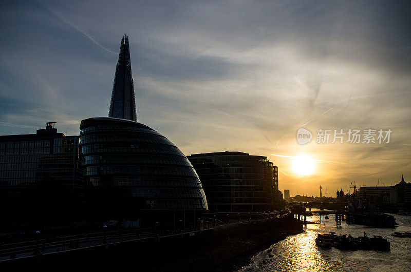 日落时伦敦市政厅和碎片大厦的剪影