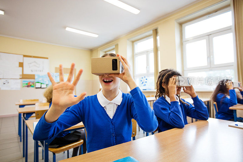 使用虚拟现实眼镜的学生