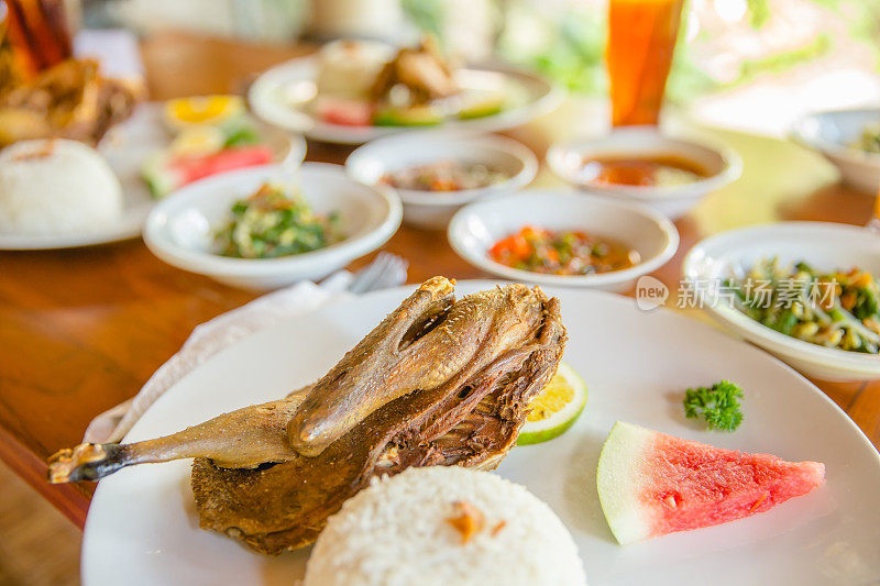 印尼香酥鸭，有多种辣椒调味料