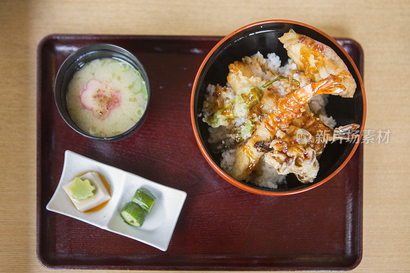 日本京都的天妇罗米饭和味噌汤组合