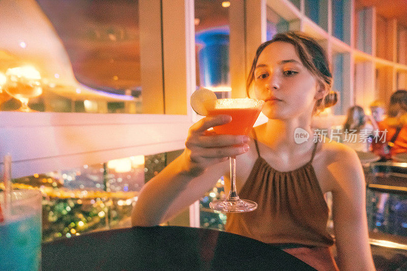 在曼谷屋顶酒吧喝酒的女人