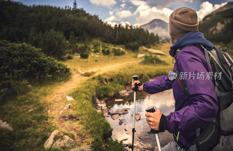 独自在山里徒步旅行